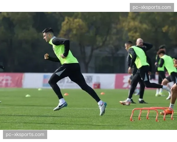 镜头捕捉：莱比锡主帅罗斯在中场休息时利用战术板对球员进行紧急部署